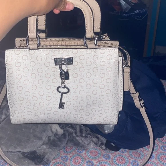 Guess - Picture 2 of 3